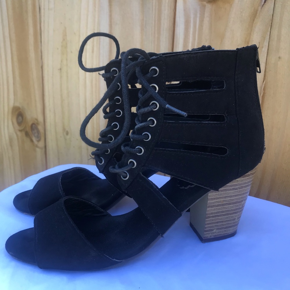 👠👠Lace Up black heels.